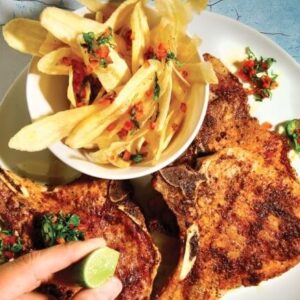 3. Chuleta en salsa barbacoa con tajada de platano Verde y enslada de repolllo chismol y aderezo
