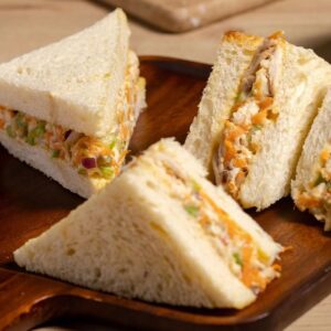 Sándwich con pasta pollo