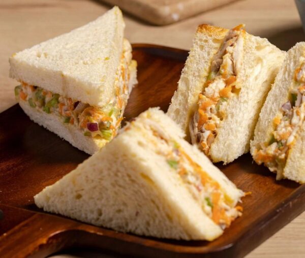 Sándwich con pasta pollo