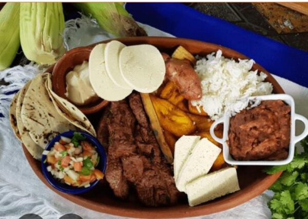 Plato típico( carne asada, arroz, frijoles , platano Frito, chismol y tortilla)