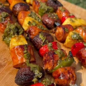 MARTES Pincho Mixto carne y chorizo con arroz,frijoles y chismol (Aldebarán)