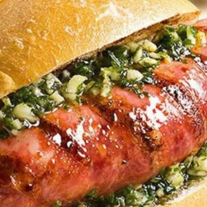 Choripán Argentino con chumichurri y papas