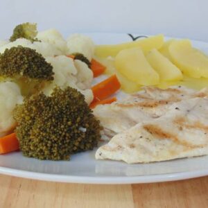 Pollo a la plancha puré de papas y vegetales (Antares)