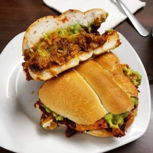 Torta Mexicana con carne desmechada Mas un tostada