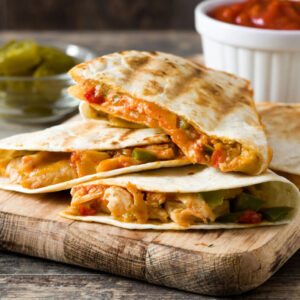 Gringas de pollo con chismol  y guacamole / Antares