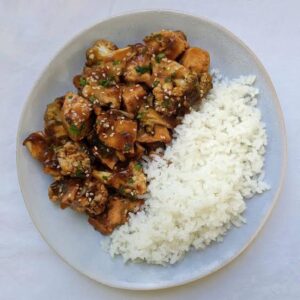 Pollo en salsa Teriyaqui , arroz blanco y vegetales (Antares)