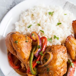 Pollo guisado, arroz y ensalada (Antares)