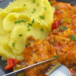 Pollo guisado con puré de papas y ensalada verde (Antares)