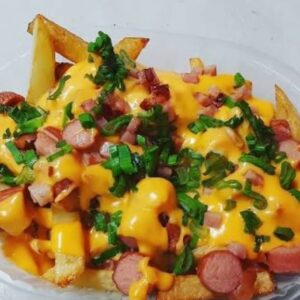 Salchipapas con queso cheddar y aderezo rosado (Antares)