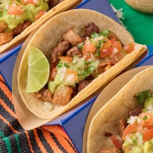 Taqueada de pollo, cerdo y chorizo, chismol y guacamole