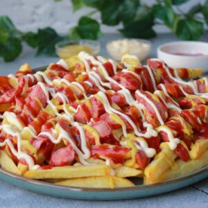Salchipapas ( papas fritas con  salchicha y aderezo) Antares
